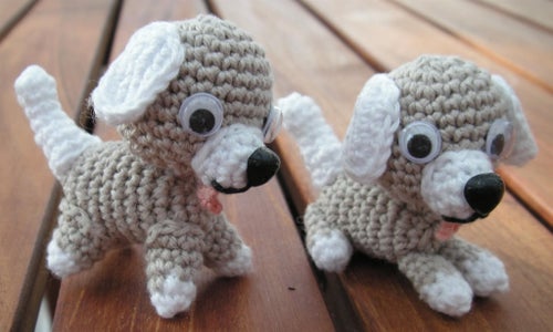 Mönster/beskrivning (i PDF-format) på virkade, små Amigurumi-hundar.