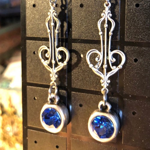 Eleganta örhängen med blå Swarovskikristaller