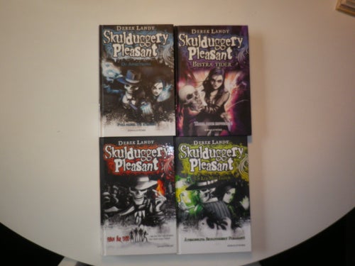 Skulduggery Pleasant X 4 - Derek Landy Titlar se bild 2 nya 2 beg mkt fint skick