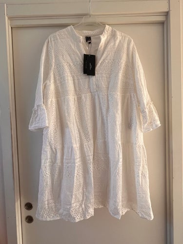 Vero Moda vit klänning/ Tunika storlek EU 48