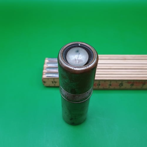 Liten enkel ficklampa - Gammal - Skruvgänga - Plåt