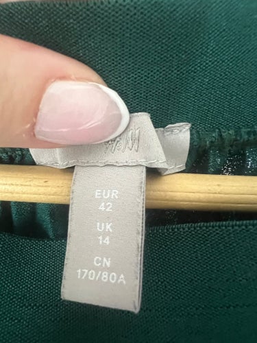 H&M grön plisserad kjol, storlek 42