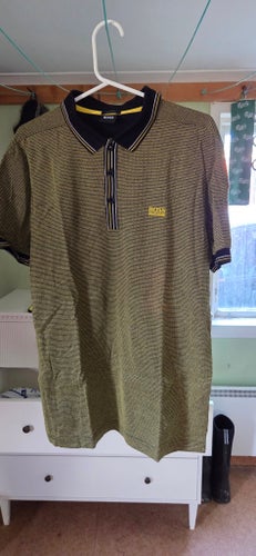 Hugo Boss svart och gul pikétröja, storlek L