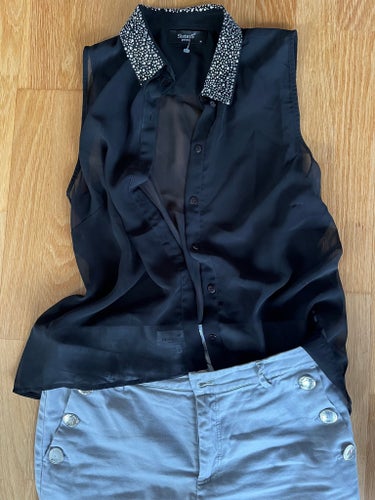 Svart chiffong blus SisterS+ljusgrå exclusiva Designers Remix byxor/chinos M/40