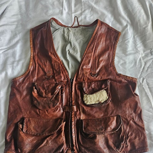 Vintage handsydd fiskeväst i renskinn