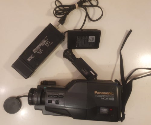 Panasonic NV-MC20 Videokamera med laddare och batteri. Klassisk rejäl nostalgi!