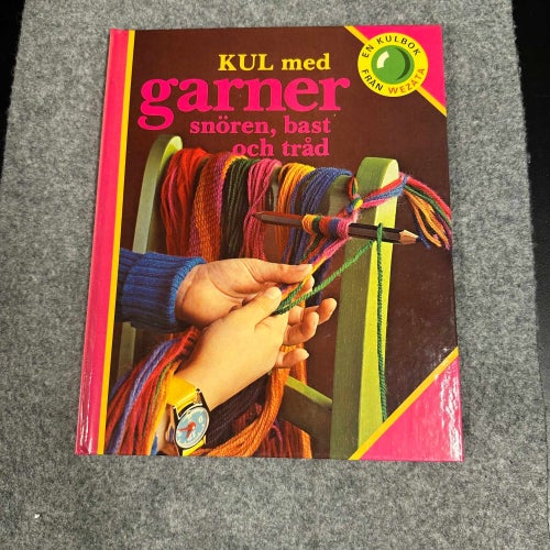 Kul med garner, snören, bast och tråd