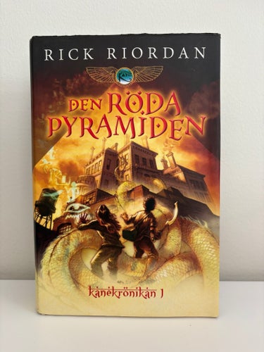Den röda pyramiden av Rick Riordan, 2011