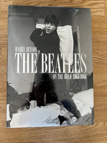 THE BEATLES ON THE ROAD 1964 1966 av Harry Benson, 2012