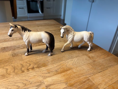 Två Schleich Hästar i bra begagnat skick