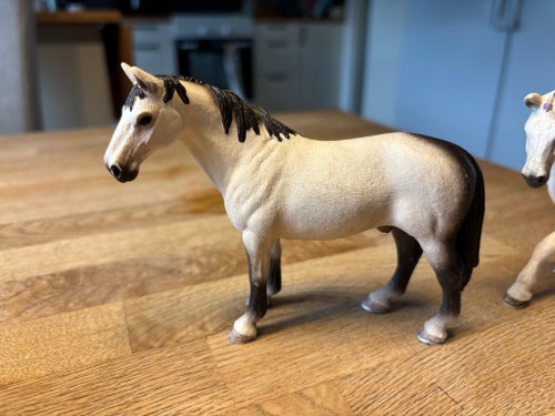 Två Schleich Hästar i bra begagnat skick