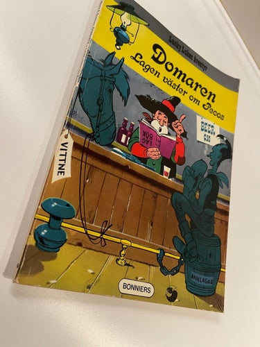* DOMAREN - LAGEN VÄSTER OM PECOS  * LUCKY LUKES ÄVENTYR