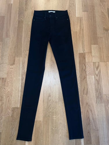 Nya Svarta Levis 710 super skinny i strl 26”/34”