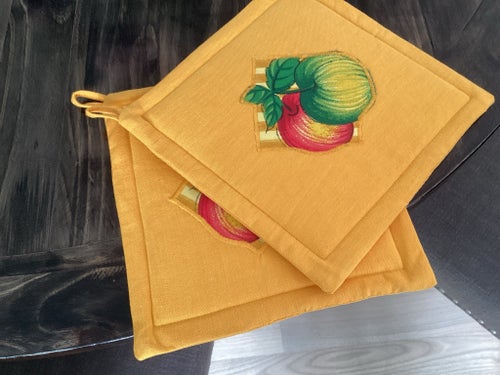 Hantverk, 2 st. Grytlappar med applikationer med äppelmotiv.