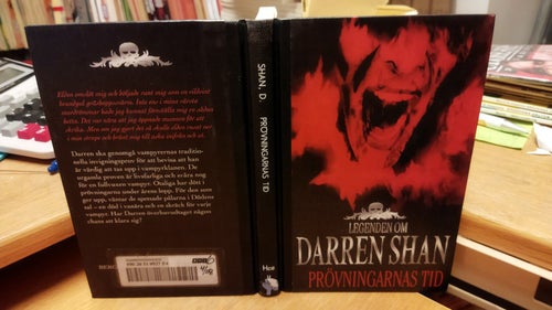Prövningarnas tid av Darren Shan. Bok. Very Fine plus, BM