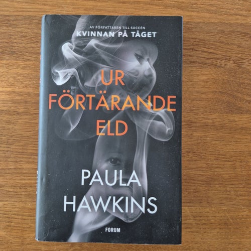 Ur förtärande eld av Paula Hawkins (Kvinnan på tåget)