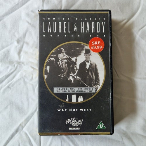 VHS-kassett med Laurel & Hardy-filmen "Way Out West"