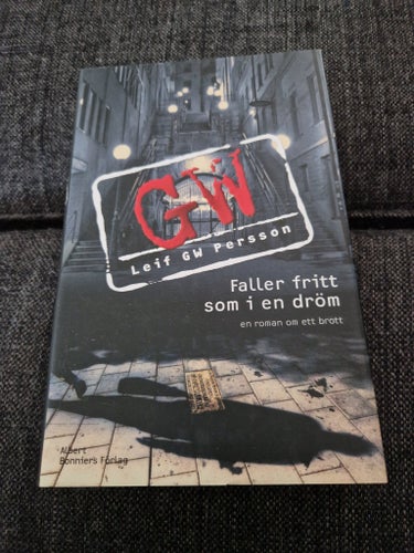 Faller fritt som i en dröm av Leif GW Persson, 2016