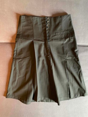 Två svarta, lite klockade kjolar från ICHI och Vero Moda Jeans. Storlek M och 38