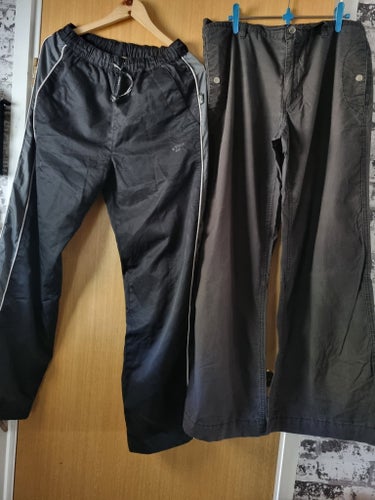 Två par byxor, BOARDGEAR, St M L träningsbyxor och mörkgrå byxor