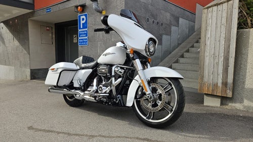 Harley Davidson Street Glide 2017, 107 cui, (M8) med färgen White Pearl.