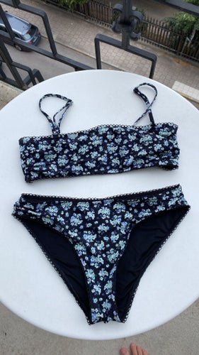 Blommig bikini med söta detaljer från & Other Stories