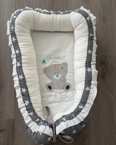 Nytt Grått/vitt babynest med nalle ”så älskad från första stund”