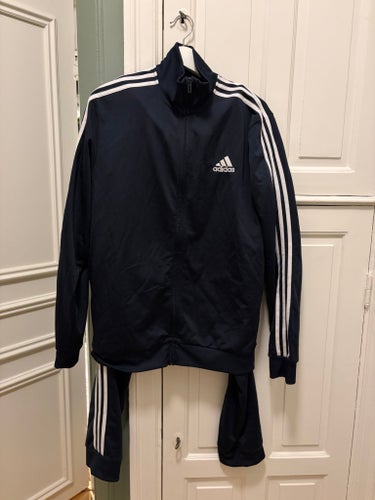 Adidas Träningsställ Mörkblå med Vita Ränder, Storlek UK 42/44
