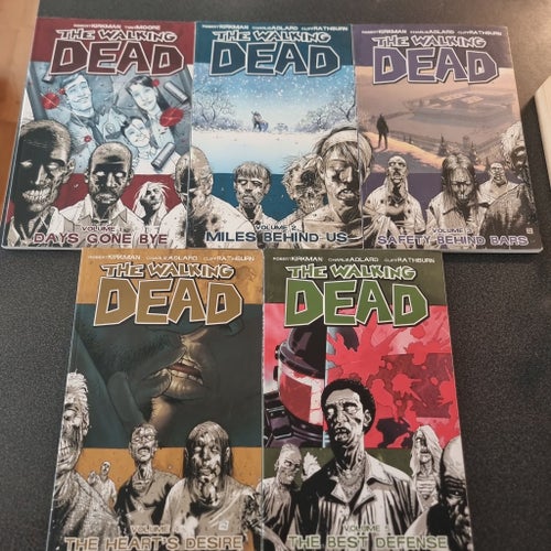 The Walking Dead Vol. 1-9 av Robert Kirkman, Tony Moore, Charlie Adlard, Cliff