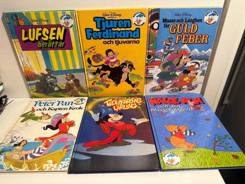 En samling av Walt Disney's Kalle ankas Bokklubb böcker.