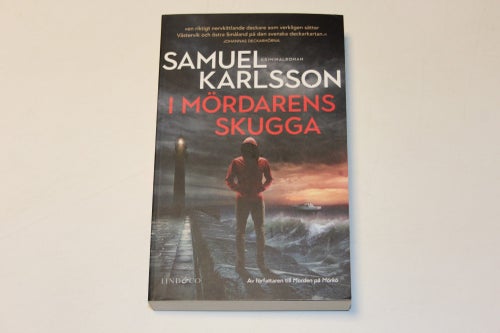 I MÖRDARENS SKUGGA - Samuel Karlsson