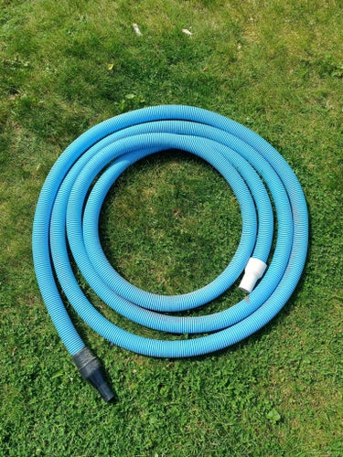 Blå poolslang med kopplingar