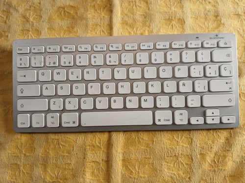 Bluestork Kompakt Bluetooth-tastatur | Spansk Layout (QWERTY) | Ultra-slankt