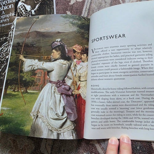 Victorian and Edwardian Fashion: A Photographic Survey av Alison Gernsheim, 1981