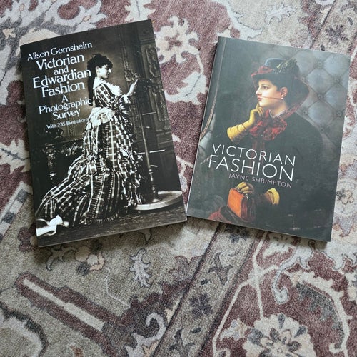 Victorian and Edwardian Fashion: A Photographic Survey av Alison Gernsheim, 1981