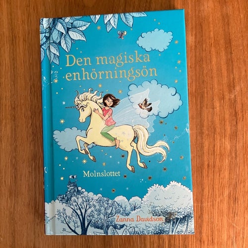 Den magiska Enhörningsön Molnslottet av Zanna Davidson 108 sidor Tryckt 2018
