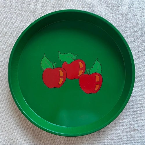 Bricka av lackerad plåt, grön med motiv av äpplen. Fint skick, 70-tals vibbar.