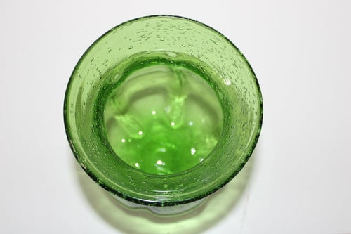Grön handblåst glasvas med bubblor