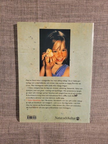 Höns i trädgård av Karin Neuschütz, 2002