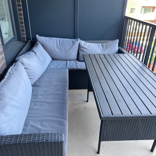 Utemöbler i konstrotting med bord och soffa