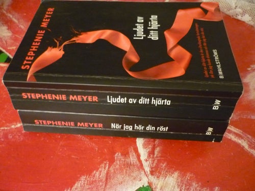 BOK, 2 STYCKEN POCKET BÖCKER AV STEPHENIE MEYER, LJUDET AV DITT HJÄRTA, NÄR JAG
