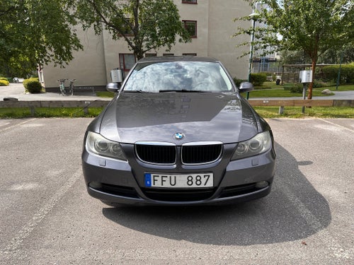 BMW 320i Sedan