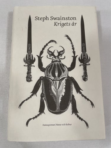Krigets år | Steph Swainston | Trilogin om Fyrländerna | Inbunden