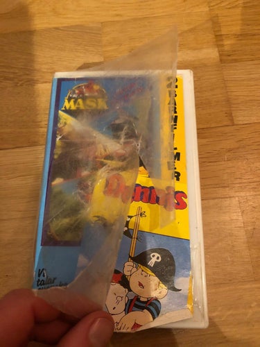 2 filmer Mask Jakten på Venom och Dennis - VHS (skadat skyddsplast)