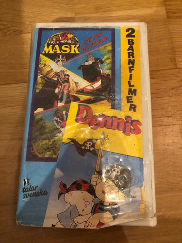 2 filmer Mask Jakten på Venom och Dennis - VHS (skadat skyddsplast)