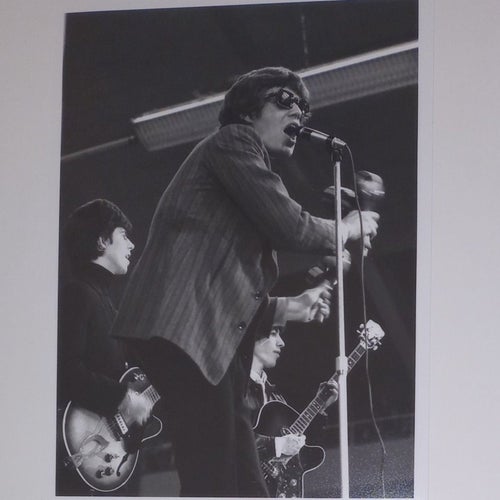 ORIGINAL PRESSFOTO - ROLLING STONES PÅ SCENEN - MED STÄMPEL PÅ BAKSIDAN