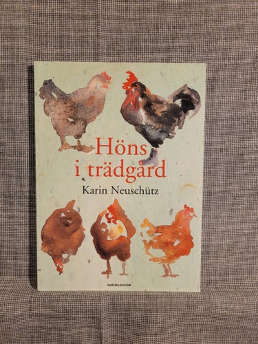 Höns i trädgård av Karin Neuschütz, 2012