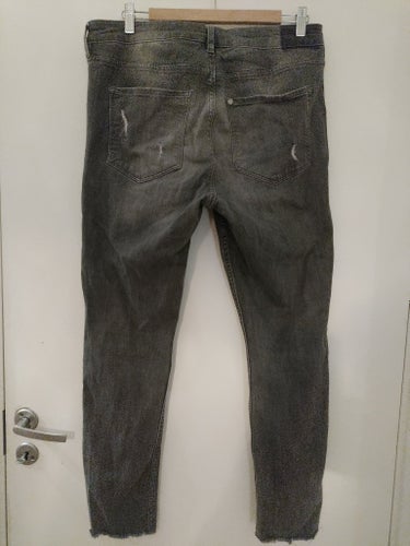 H&M Gråa jeans storlek 33