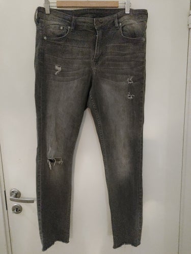 H&M Gråa jeans storlek 33
