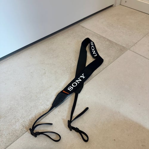 Original Sony kamerarem – svart med vit logga